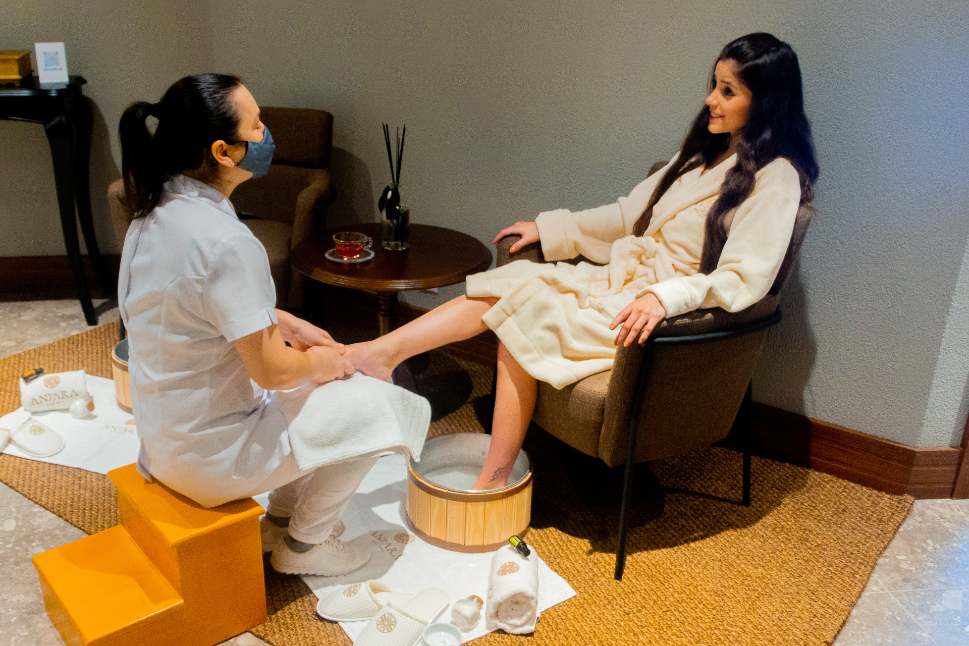 Uma mulher está recebendo uma massagem nos pés em um spa.