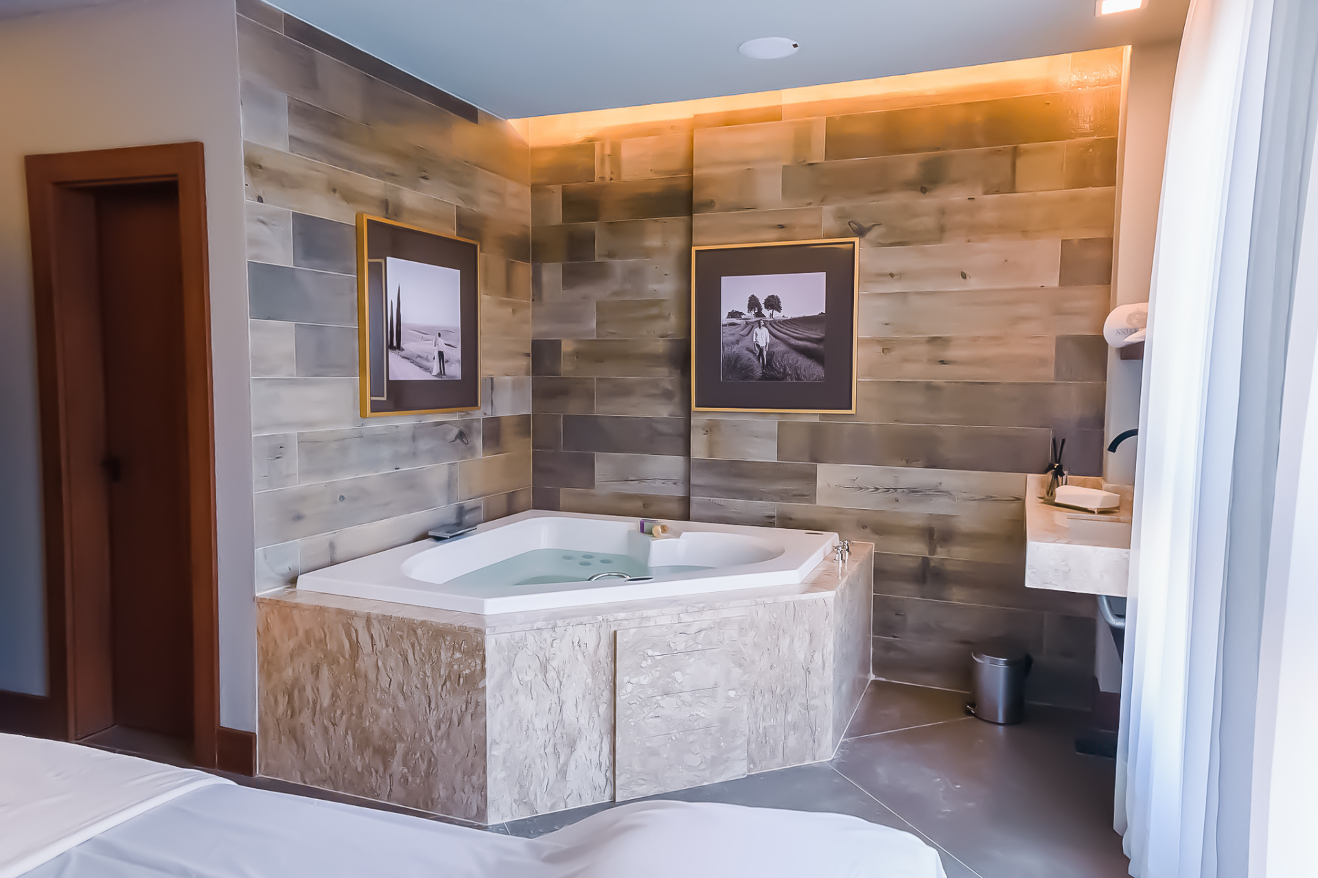 Há uma grande banheira jacuzzi no meio da sala.