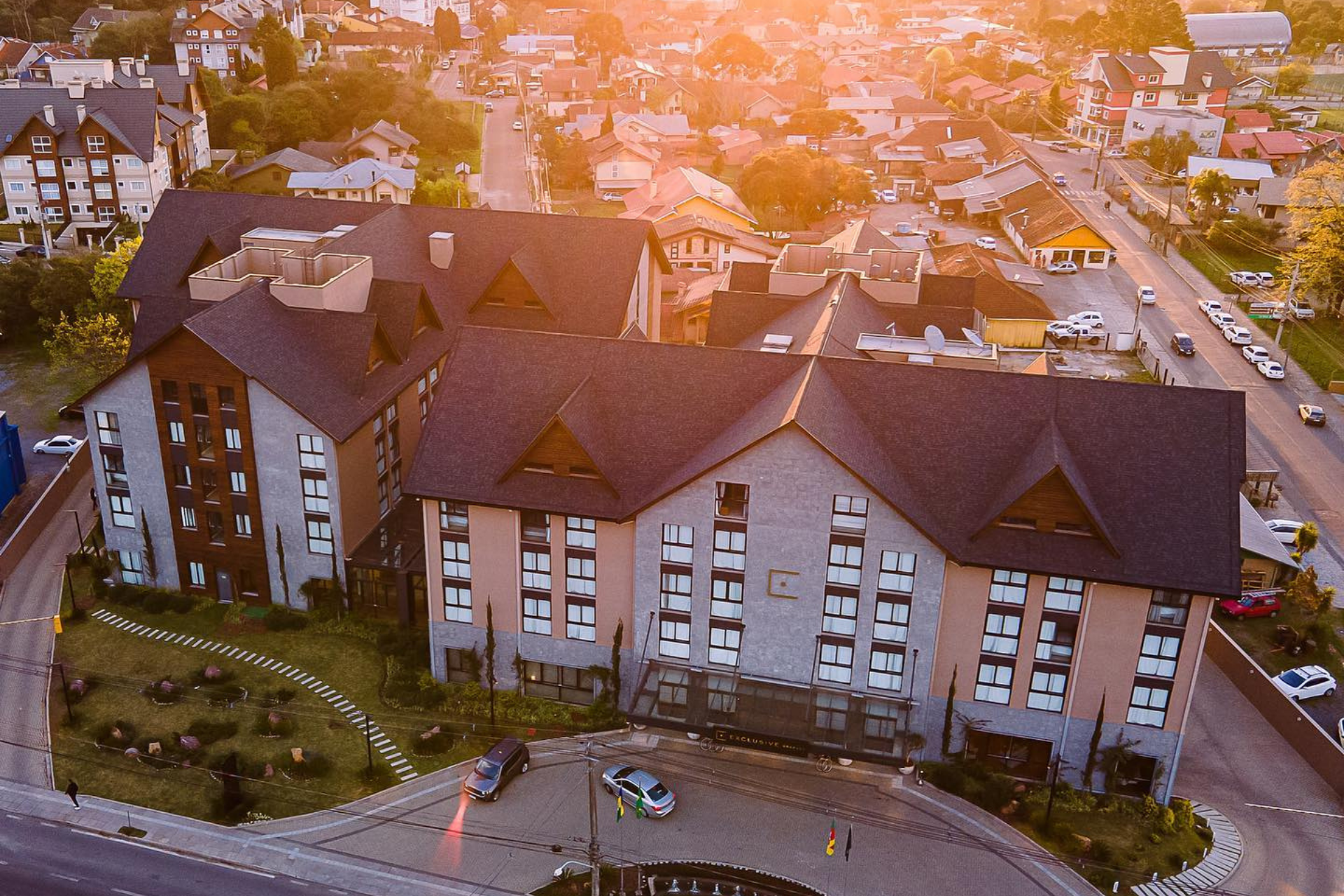 Uma vista aérea de um grande edifício com muitas janelas