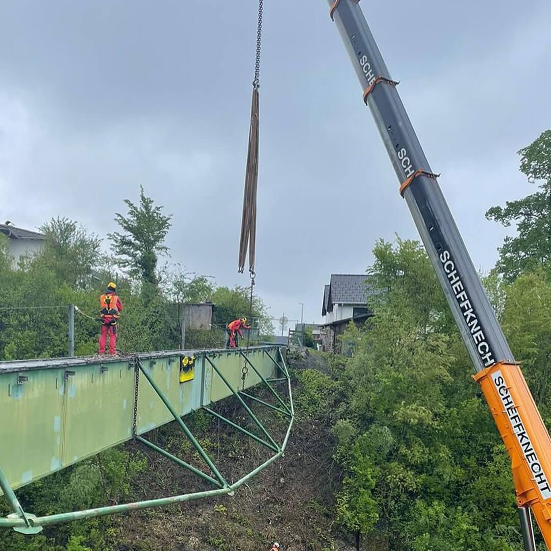 Scheffknecht sorgt für spektakulären Abbau des Stahlträgers der Bludenzer Galgentobelbrücke