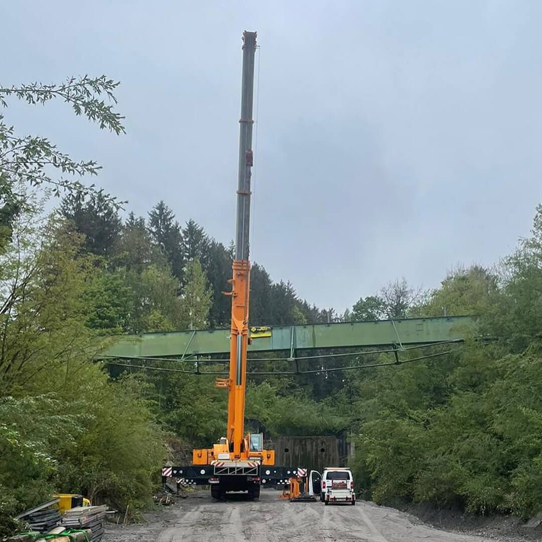 Scheffknecht sorgt für spektakulären Abbau des Stahlträgers der Bludenzer Galgentobelbrücke