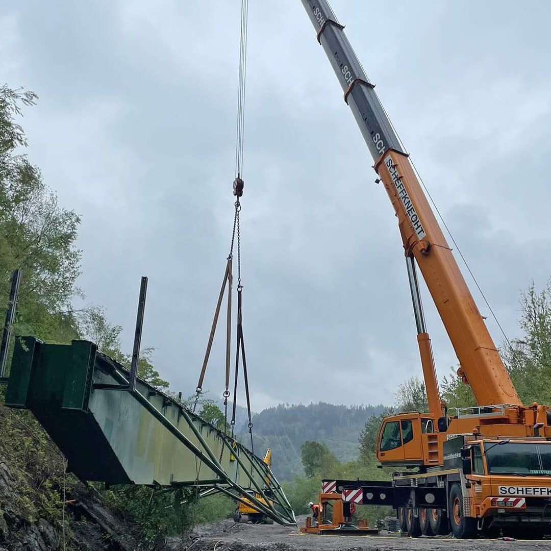 Scheffknecht sorgt für spektakulären Abbau des Stahlträgers der Bludenzer Galgentobelbrücke