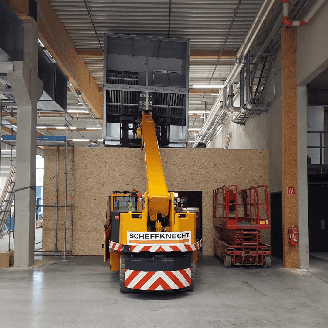 Präzision im Indoor-Einsatz – Scheffknecht Pick & Carry Kran in Aktion