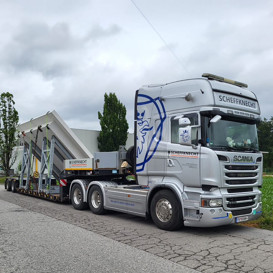 Scheffkecht Autokran mit Schwertransport von Betonfertigteilen
