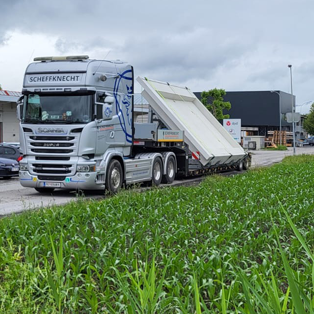 Scheffkecht Autokran mit Schwertransport von Betonfertigteilen