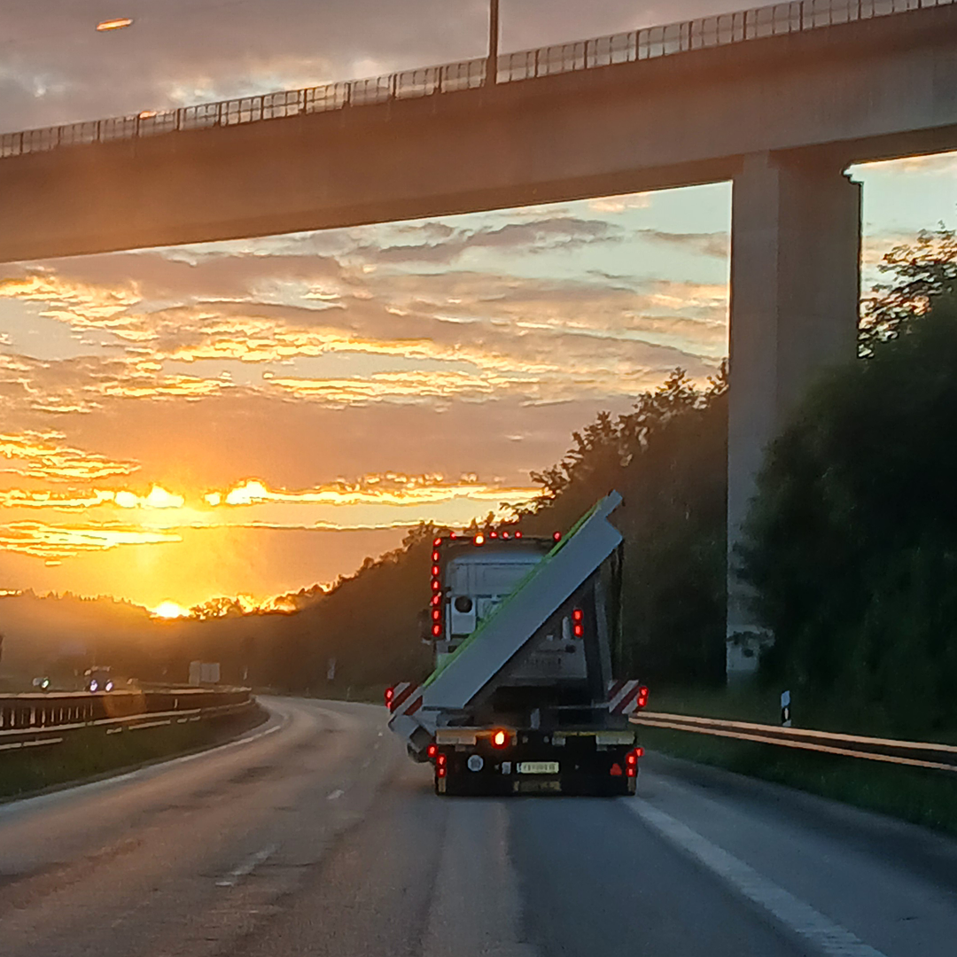 Schwertransport von Betonfertigteilen durch Scheffknecht Autokran 