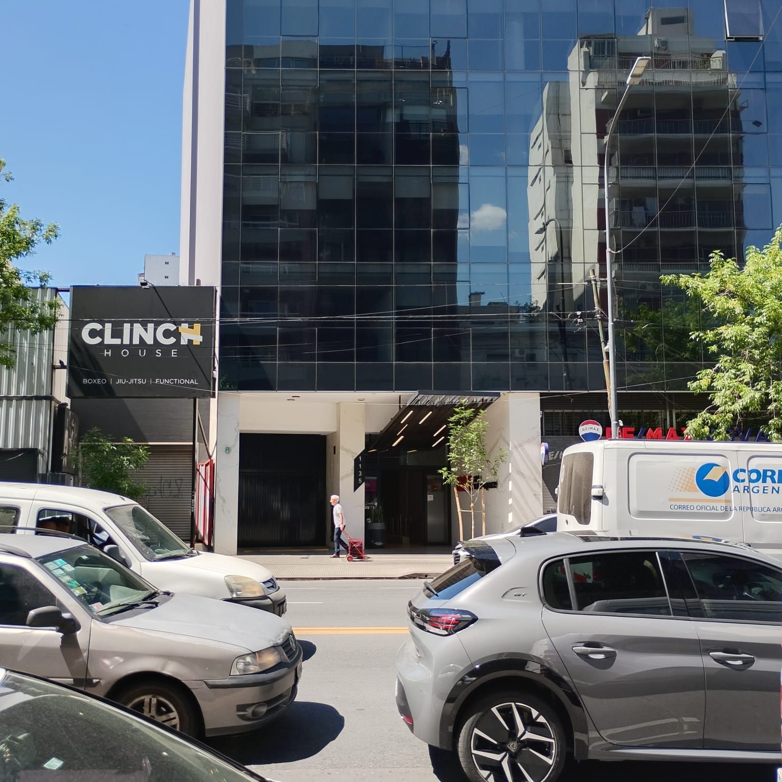 Vista exterior de un edificio moderno con un cartel de