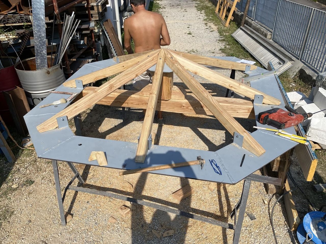 Lavorazione struttura in legno copertura campanile.