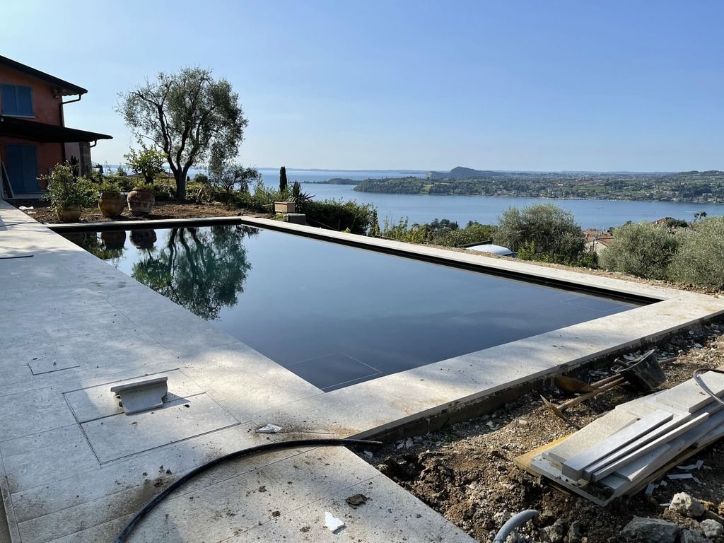 una grande piscina con vista sul lago