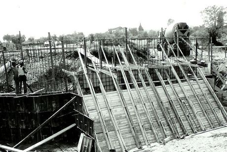 una foto in bianco e nero di un ponte in costruzione.