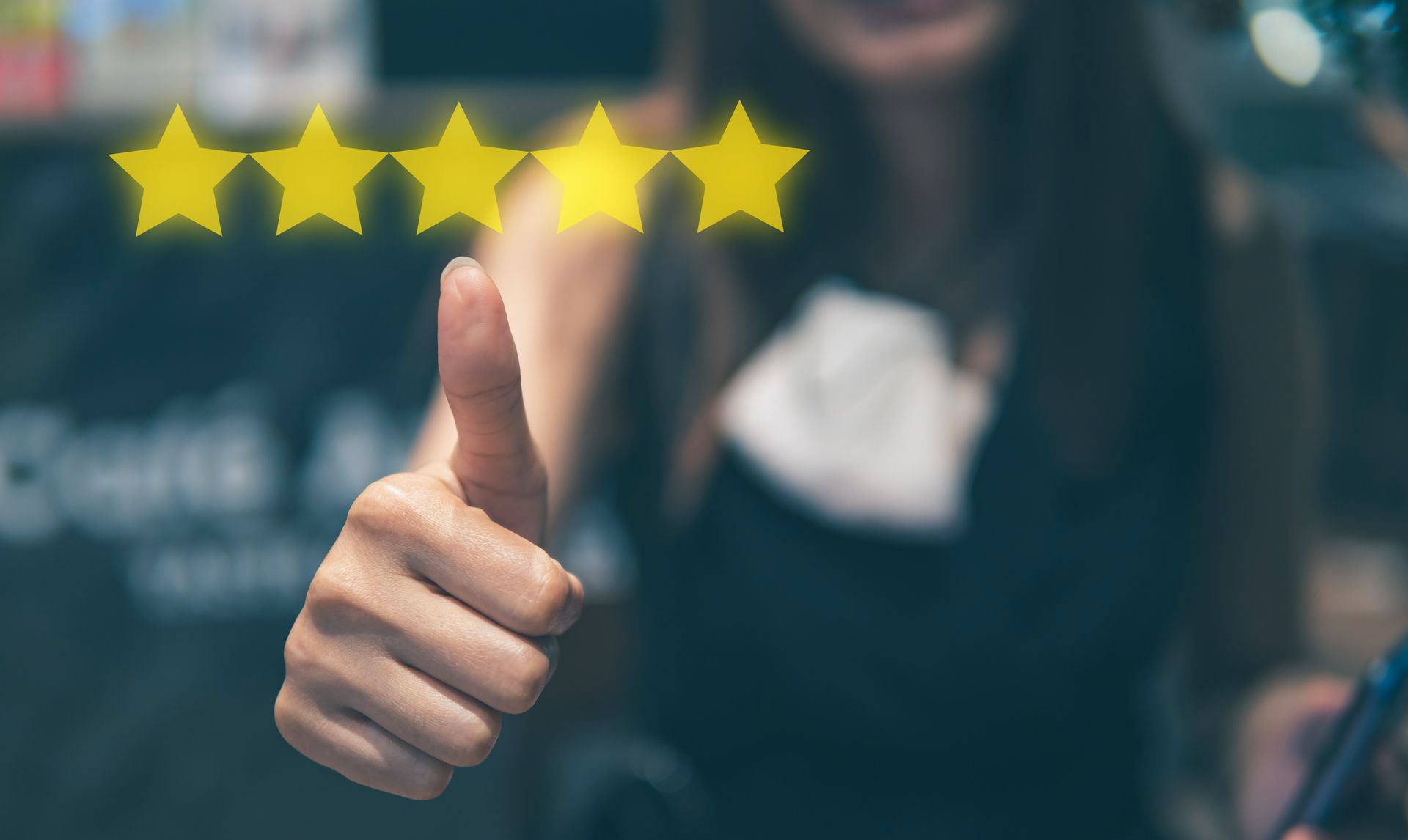 Fashion store with a blurb about the great reviews they have recived