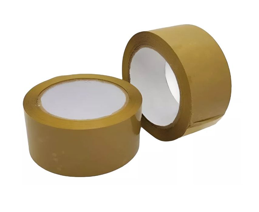 Dos rollos de cinta de embalaje marrón sobre un fondo blanco.
