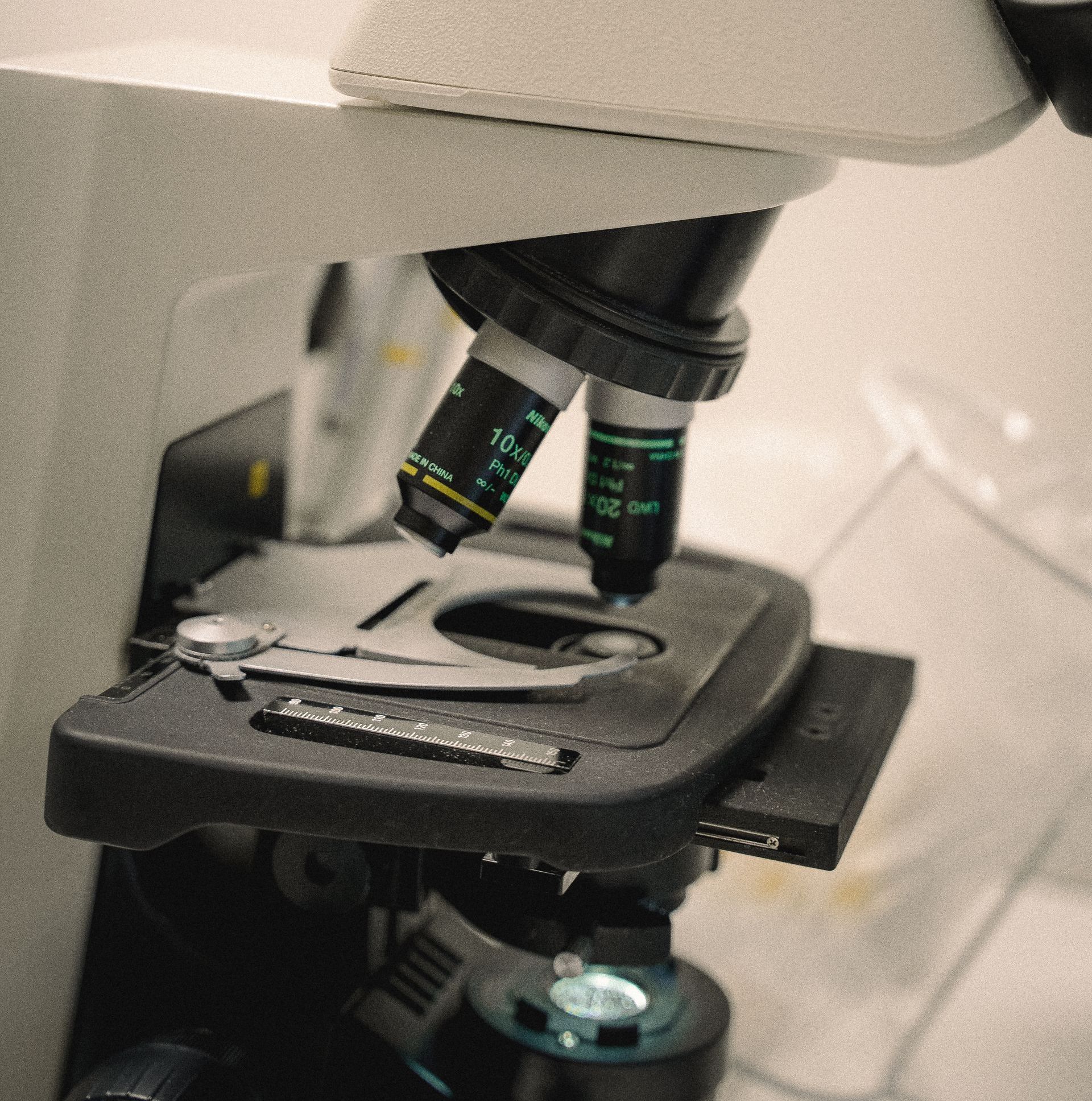 A close up of a microscope with two lenses on it