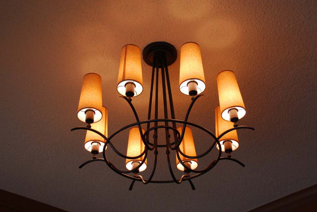 Un lampadario con tante luci appese al soffitto