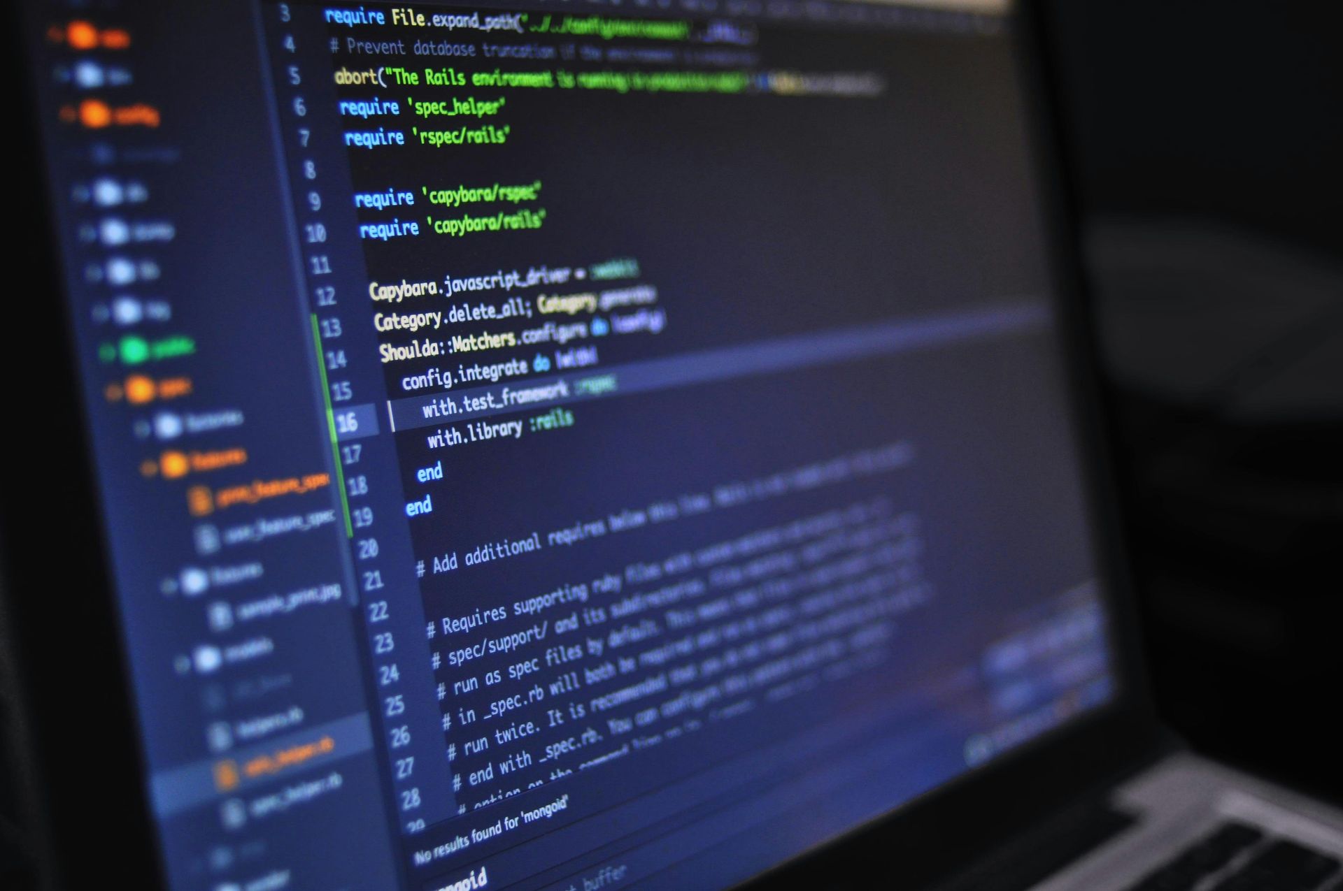 Close-up van een laptopscherm waarop regels computercode worden weergegeven in een teksteditor met een donker thema.