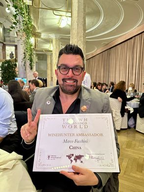 Marco Facchini di China-Link al Merano Wine Festival come The WineHunter Ambassador premio di riconoscimento attività in Cina