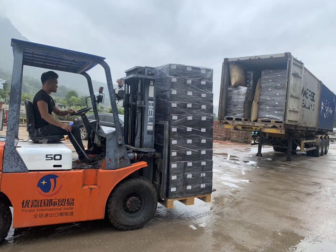 Scarico container di vino italiano con export Italia Cina