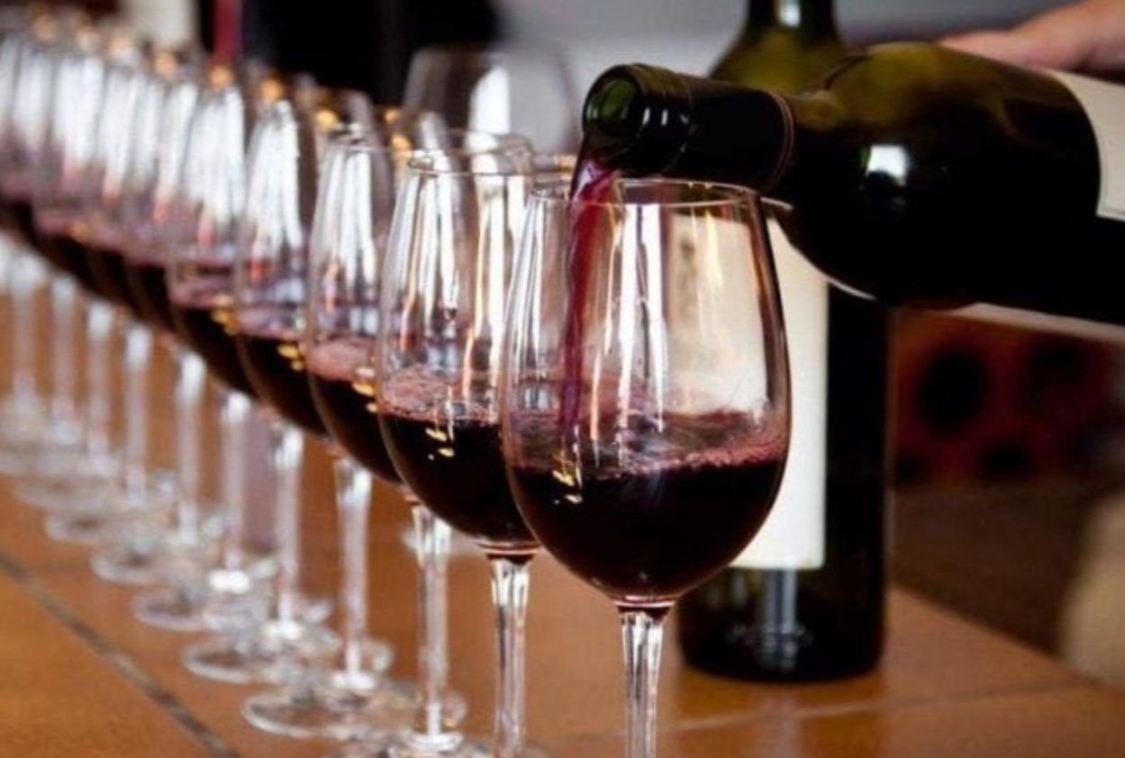 Calici di vino rosso allineati per la degustazione