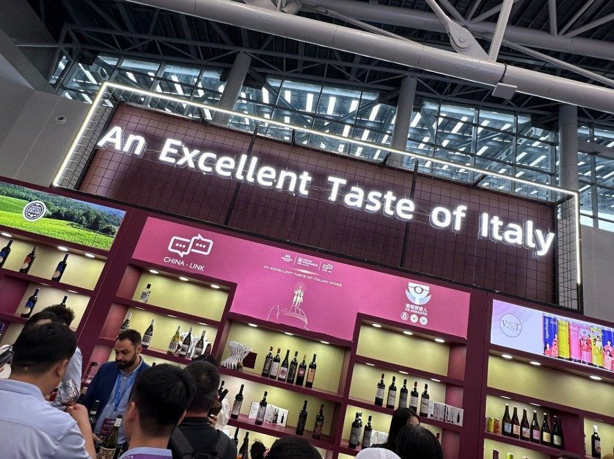 L’insegna An Excellent Taste of Italy sopra lo stand China-Link in fiera