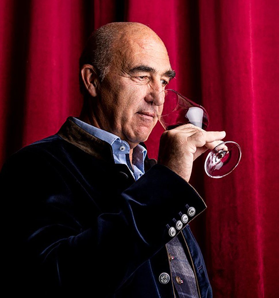 Helmuth Köcher, The WineHunter, degusta un vino rosso