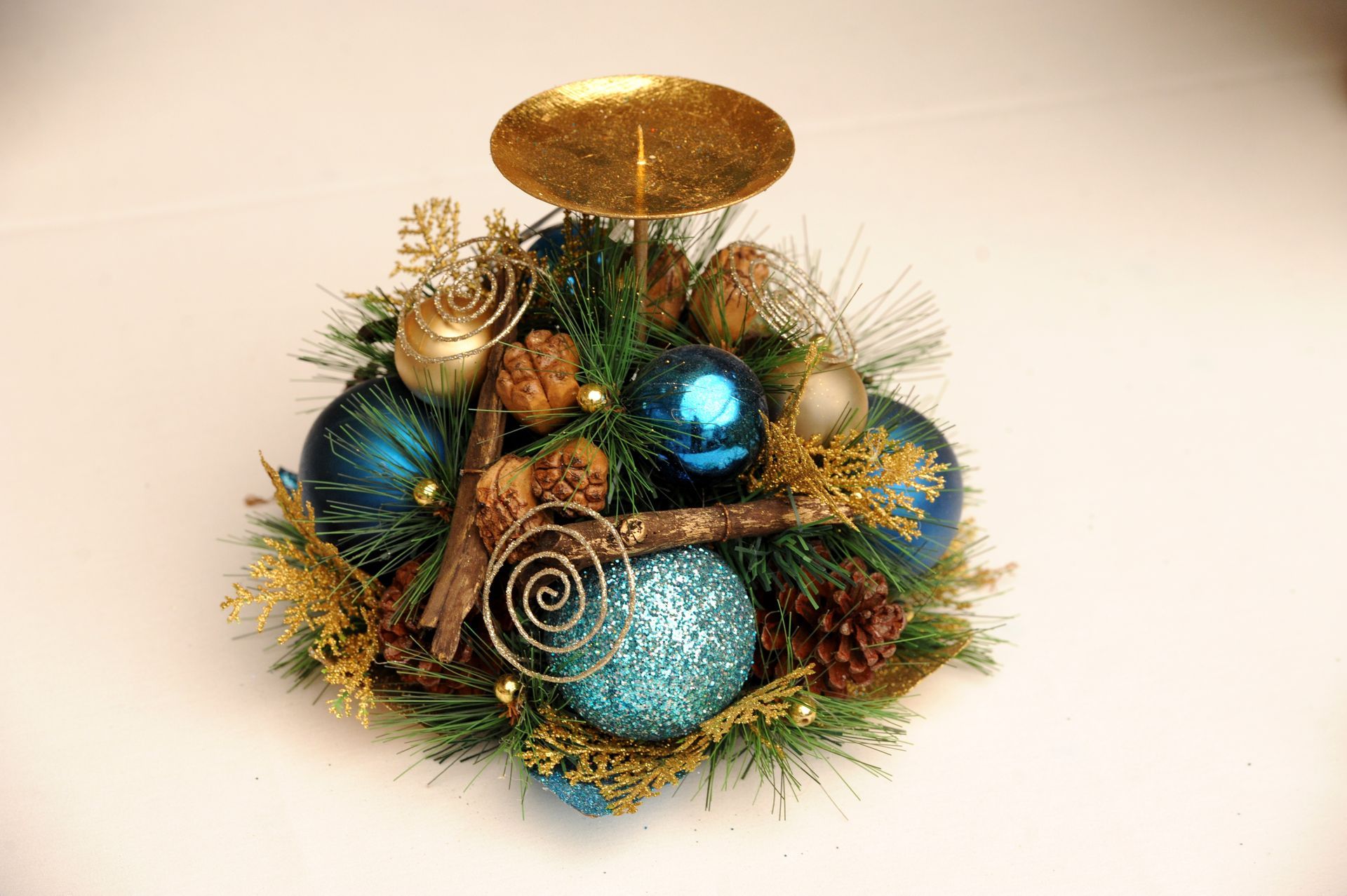 Elegant gold and blue table decoration