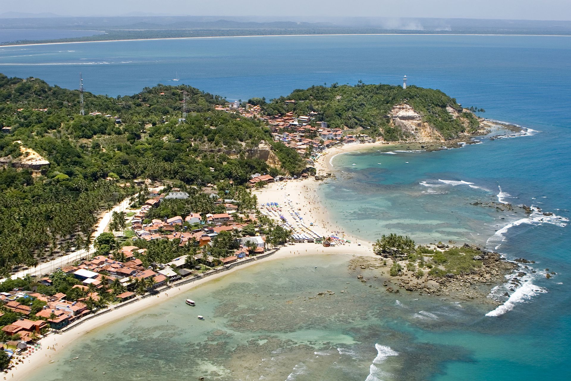 Uma vista aérea de uma pequena ilha no meio do oceano