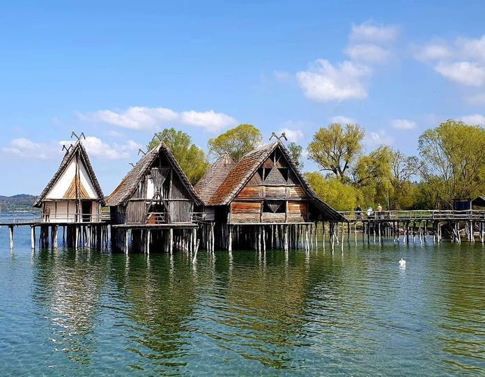 Pfahlbauten Unteruhldingens vom Wasser aus  