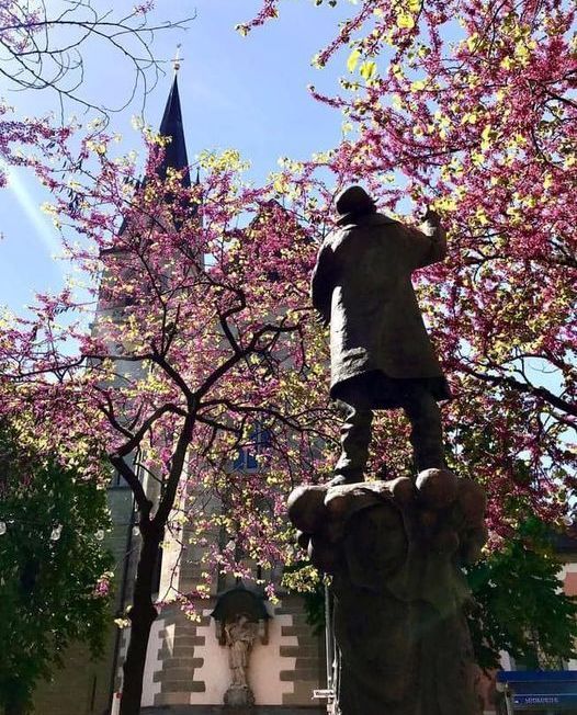 Karl Steurer Brunnen im Frühling 