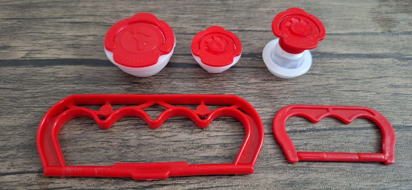 Cortadores de galletas con forma de corazón impresos en 3D en rojo y blanco