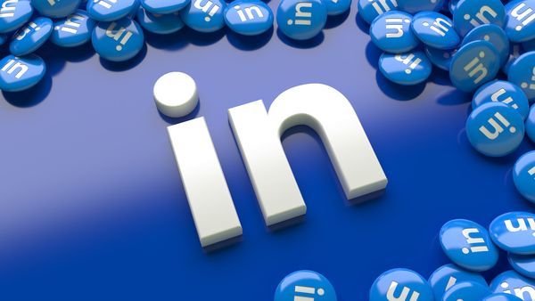 LinkedIn-Logo auf blauem Hintergrund mit vereinzelten blauen und weissen Symbolen.
