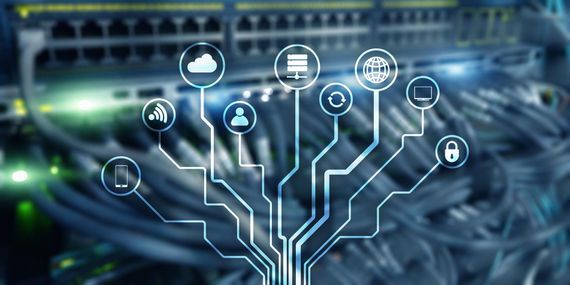 Netzwerkserver mit leuchtenden Schaltkreisen und digitalen Symbolen vor einem blauen Tech-Hintergrund