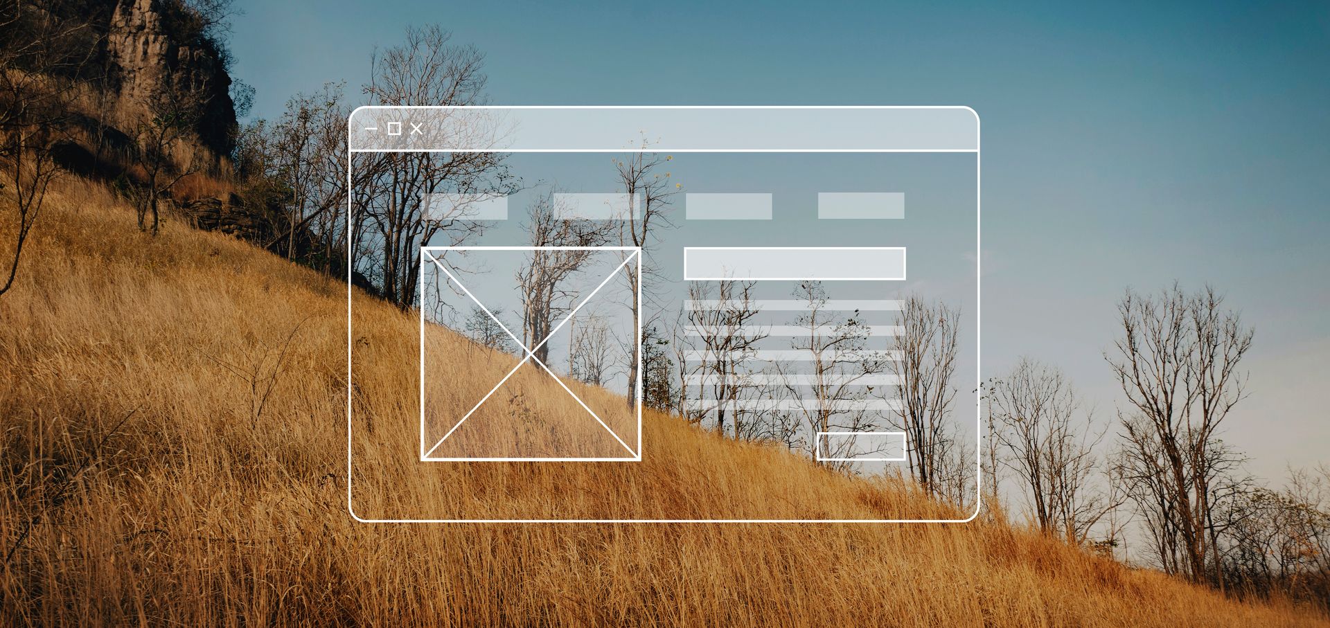 Eine weisse Grafik eines Web-Layouts im Wireframe-Stil, überlagert von einer malerischen Ansicht eines grasbewachsenen, sonnenbeschienenen Hangs mit kahlen Bäumen.