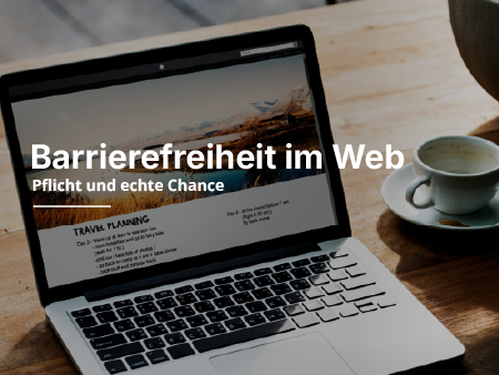 Auf dem Tisch steht eine Tasse neben einem Laptop.