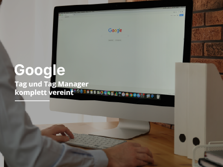 Eine Person steht vor einem Laptop am Bürotisch.