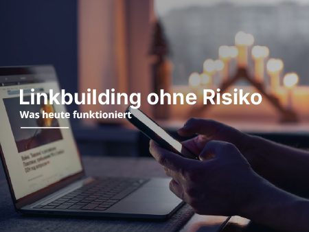 Eine Person sitzt an einem Tisch, hat das Handy in der Hand und vor sich einen Laptop.