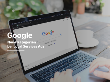Eine Person tippt etwas in die Google Suche ein.