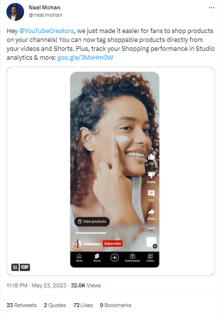 Eine Frau trägt auf einem Telefonbildschirm Creme auf ihr Gesicht auf.
