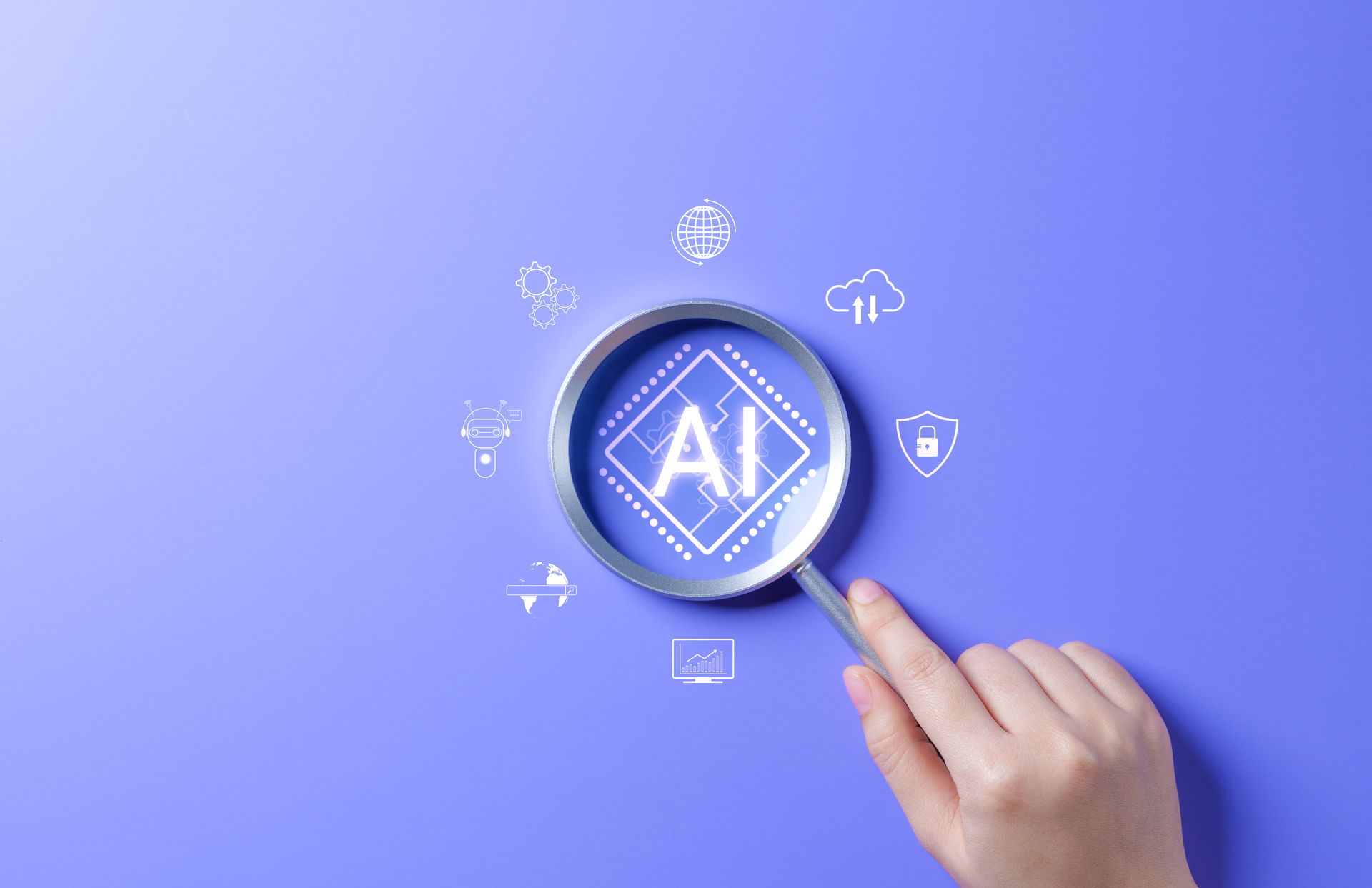 Hand hält eine Lupe über das Symbol „AI“, umgeben von Technologiesymbolen auf violettem Hintergrund.