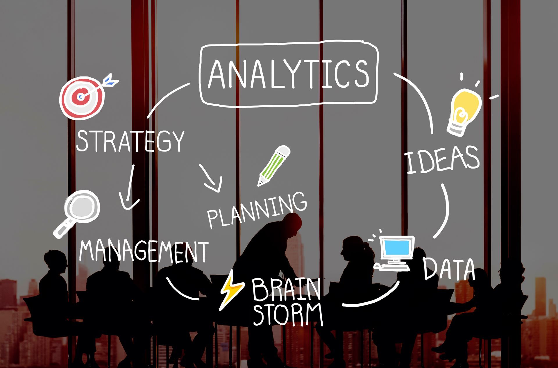 Business-Analytics-Konzept mit Kreidetafel-Symbolen: Strategie, Planung, Ideen, Daten, Management, Brainstorming.