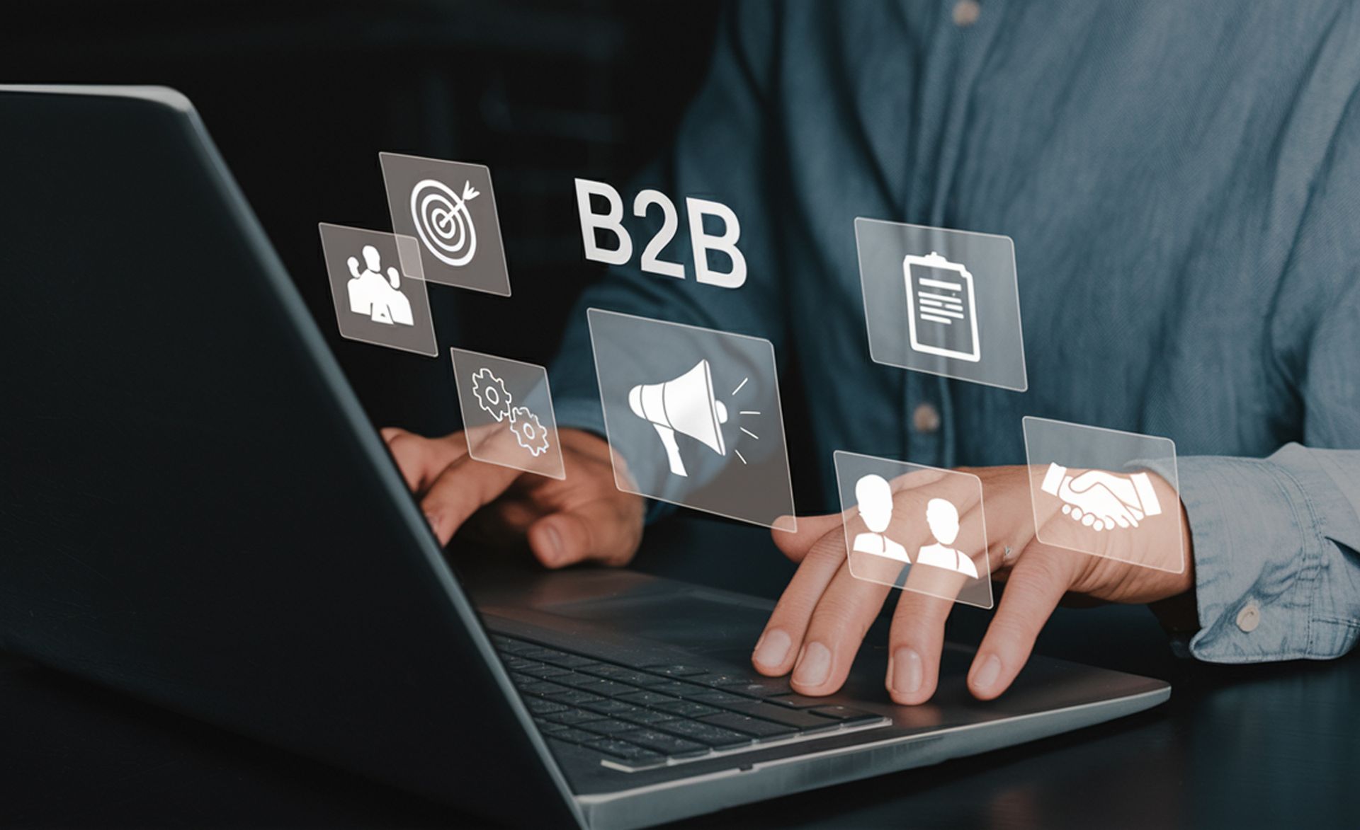 Person, die an einem Laptop arbeitet, überlagert mit den Symbolen „B2B“ und „Marketing“.
