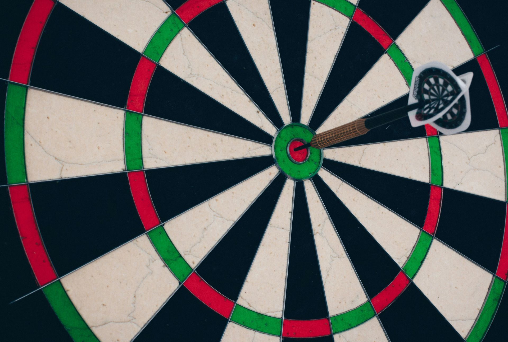 Eine Dartscheibe mit einem Pfeil in der Mitte