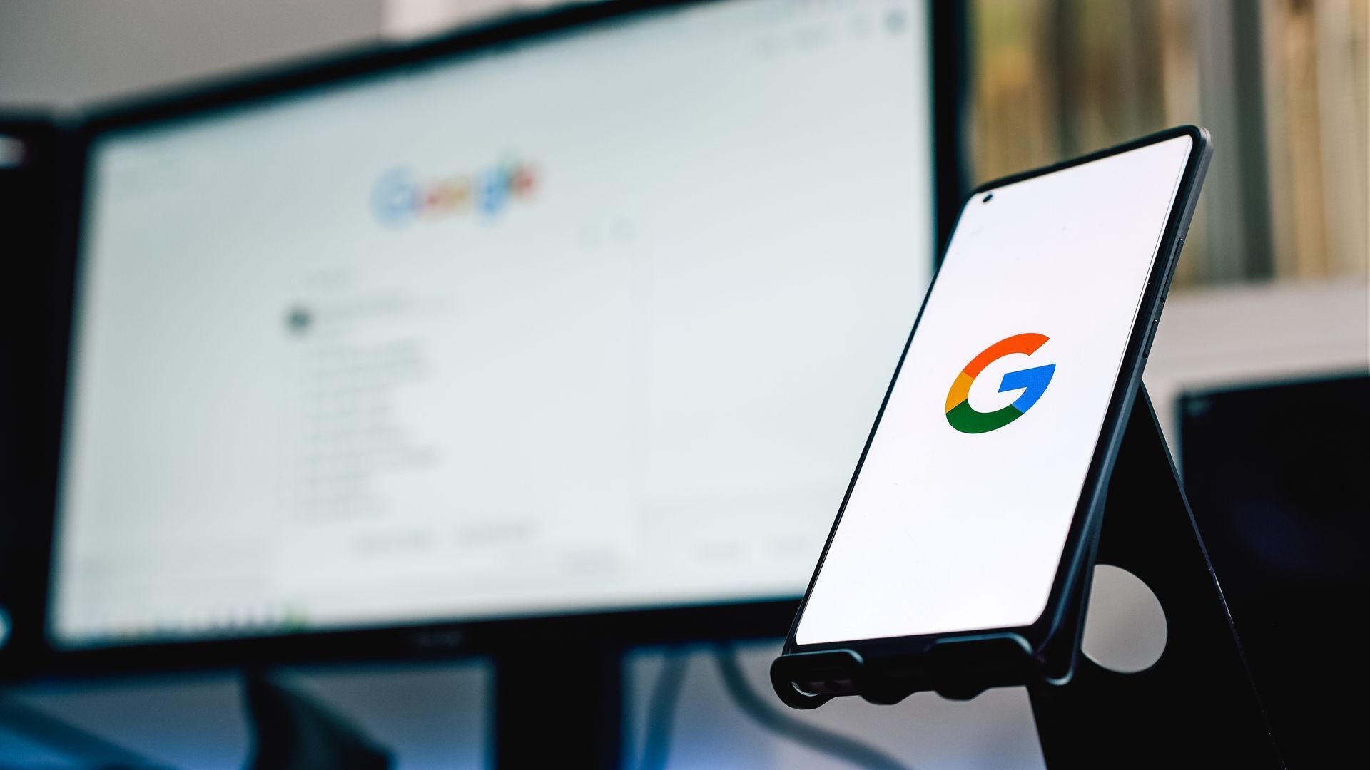 Ein Bildschirm und ein Handy mit Google offen