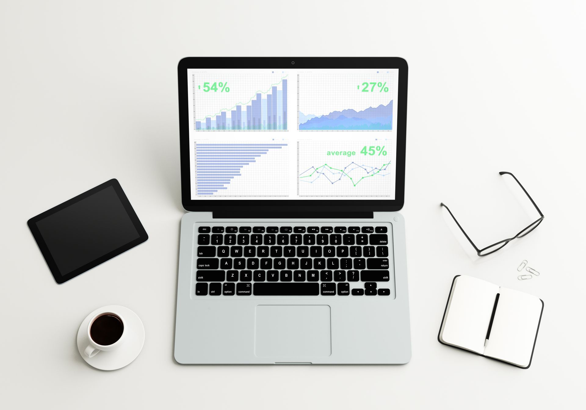 Auf dem Schreibtisch steht ein Laptop, daneben eine Tasse Kaffee und ein Tablet.