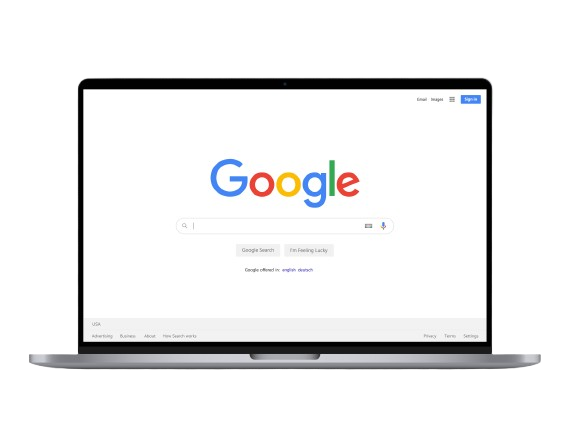 Auf einem Laptop wird eine Google-Suchseite geöffnet.