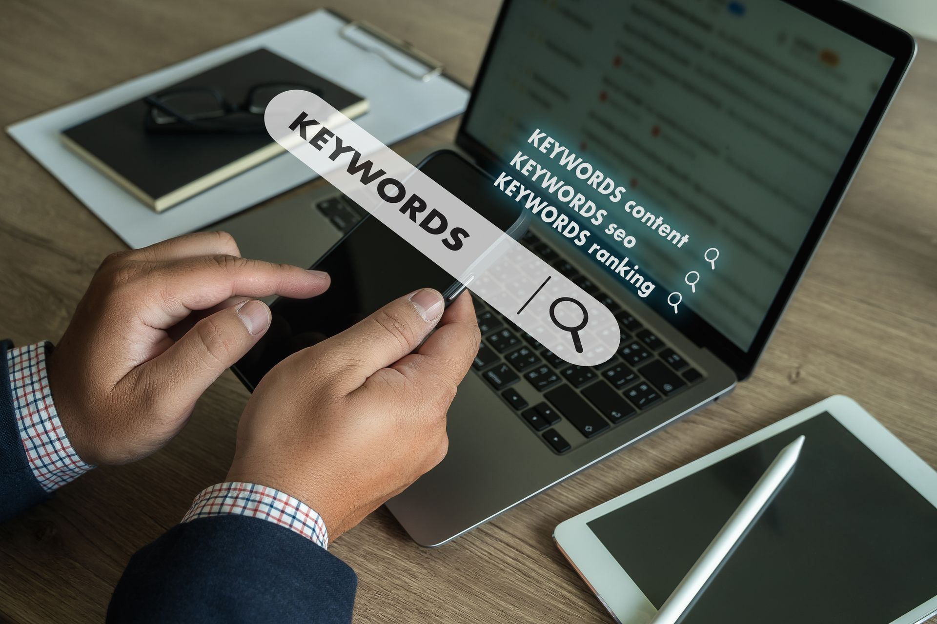 Ein Laptop mit einer Suchleiste auf der Keywords steht