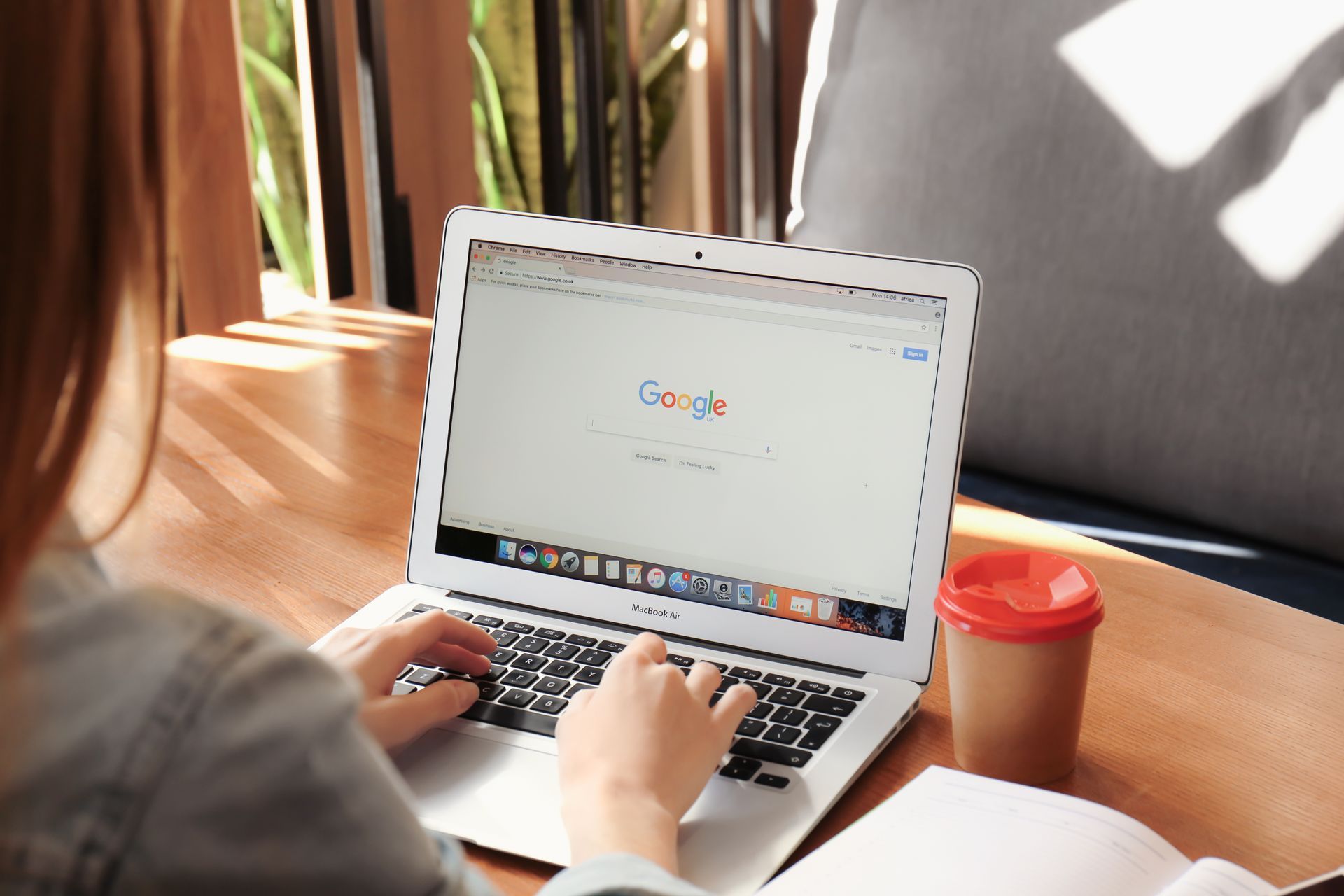 Eine Frau arbeitet am Laptop