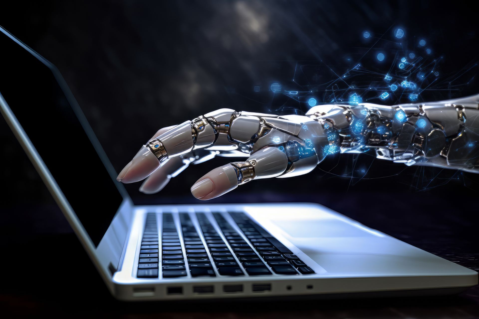 Eine Roboterhand tippt auf einem Laptop.