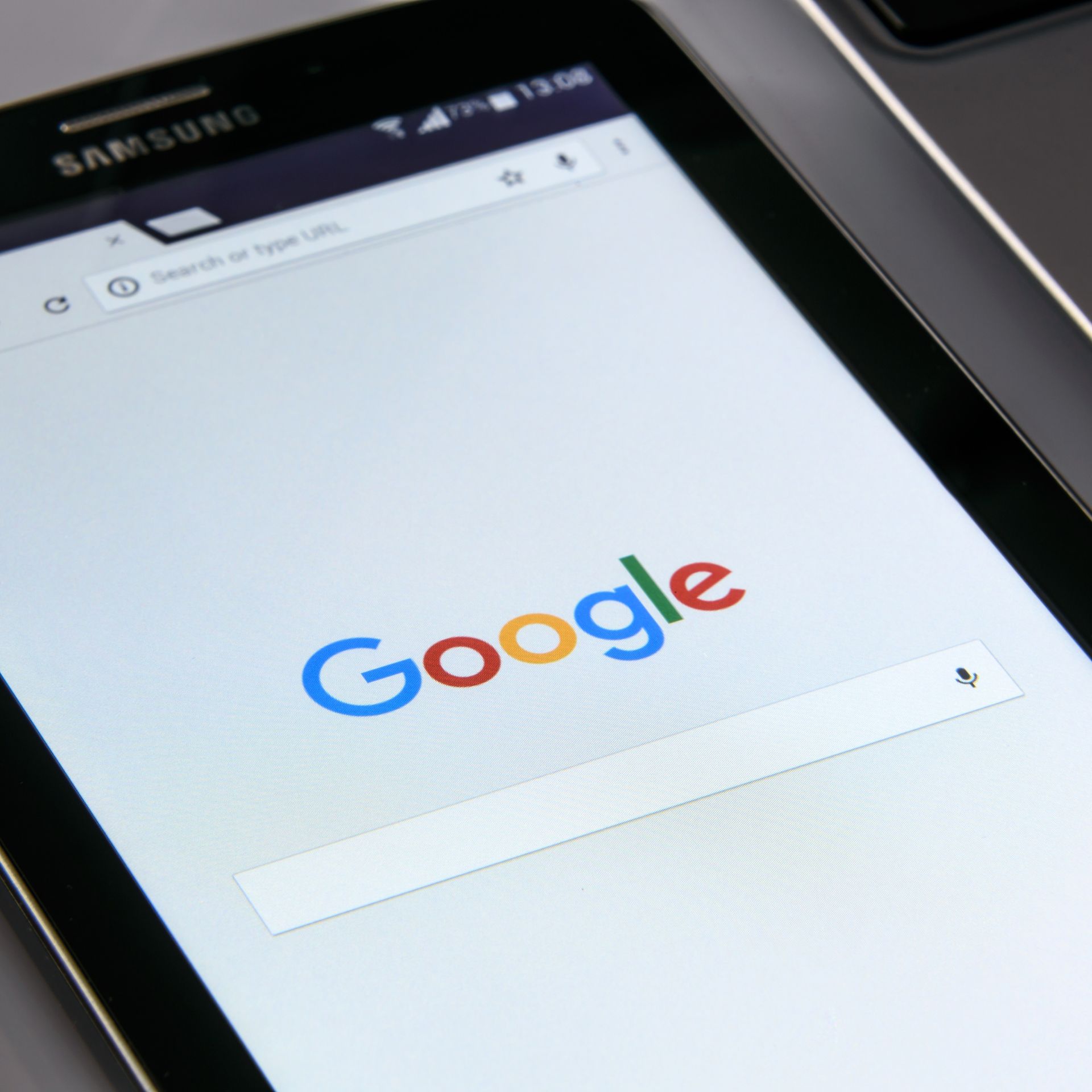 Samsung-Tablet, auf dem die Google-Startseite mit Suchleiste angezeigt wird