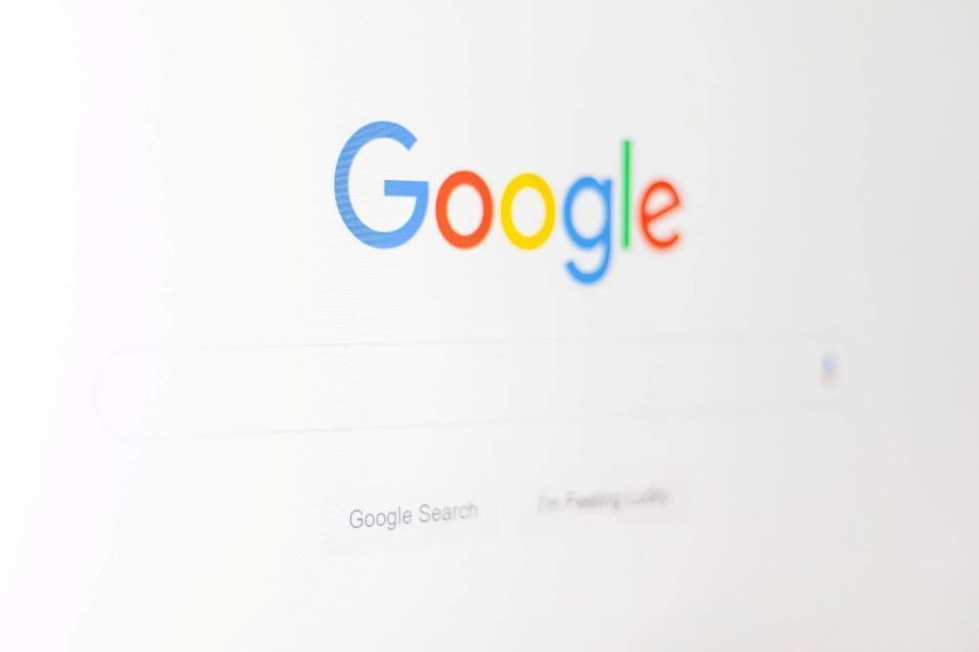 Google Logo vom Bildschirm abfotografier, teils unscharf