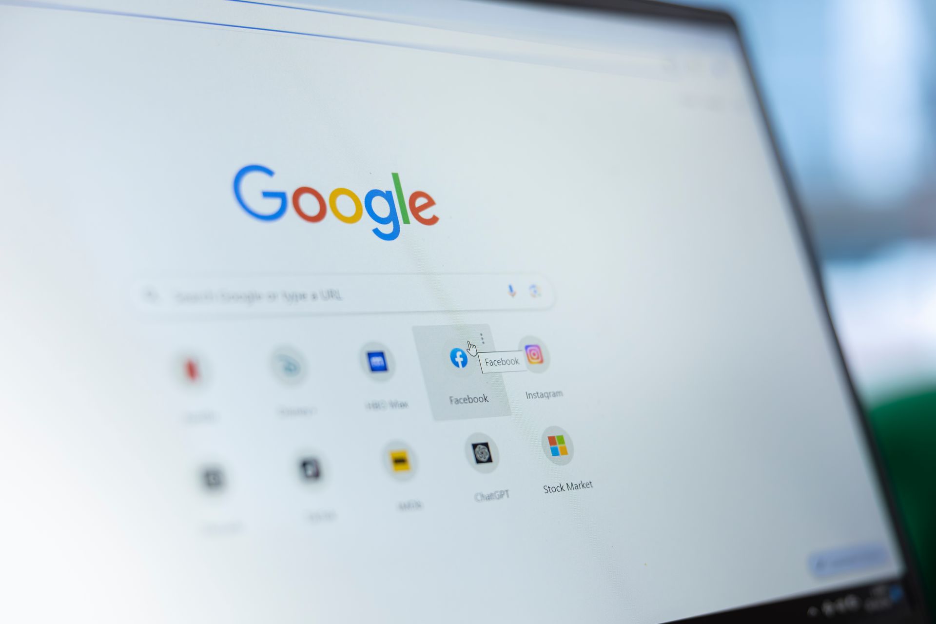 Die Google-Startseite, angezeigt auf einem Computerbildschirm, mit Suchleiste und App-Symbolen.